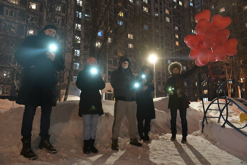 Москва. Участники акции «Любовь сильнее страха»
