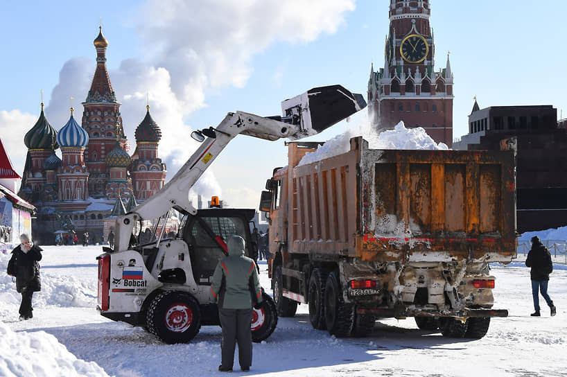 Снегоуборочная техника во время уборки снега с Красной площади