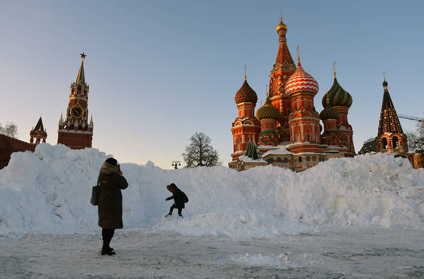 Сугробы на Васильевском спуске
