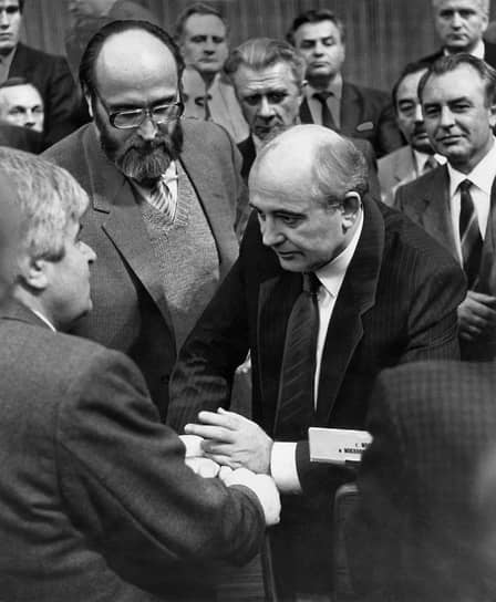 На съезде 31 мая 1989 года он выступил с речью, в которой подверг острой критике КПСС и КГБ. Осенью 1989 года вышел из партии. В августе 1991 года выступил против попытки государственного переворота, предпринятой ГКЧП  На фото: председатель Моссовета Гавриил Попов (слева), Юрий Власов и президент СССР Михаил Горбачев 