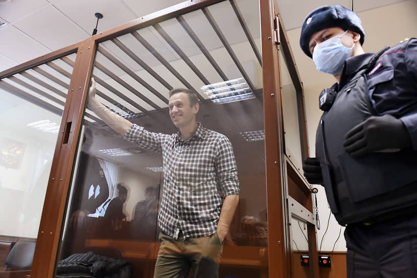 Оппозиционер Алексей Навальный в зале суда
