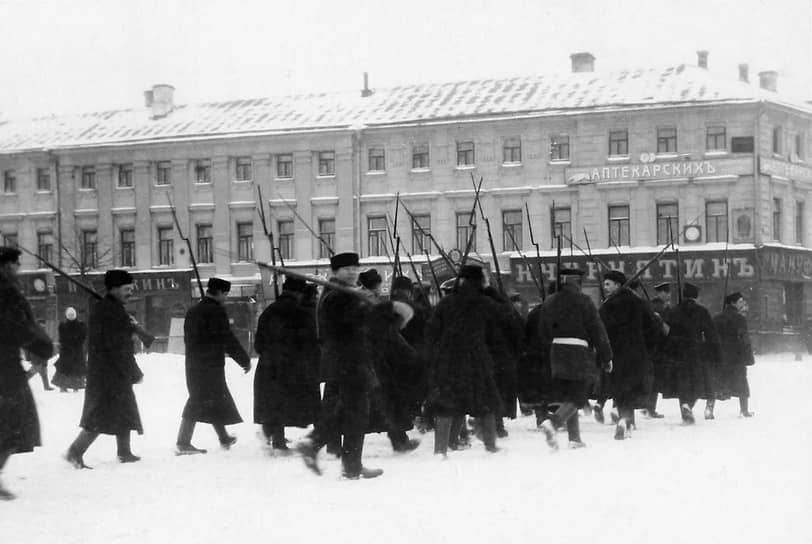 «Из Москвы доходят ужасные вести: там баррикады и форменная война с пальбой из орудий включительно» (на фото – восставшие на улицах Москвы. 1905 год) 