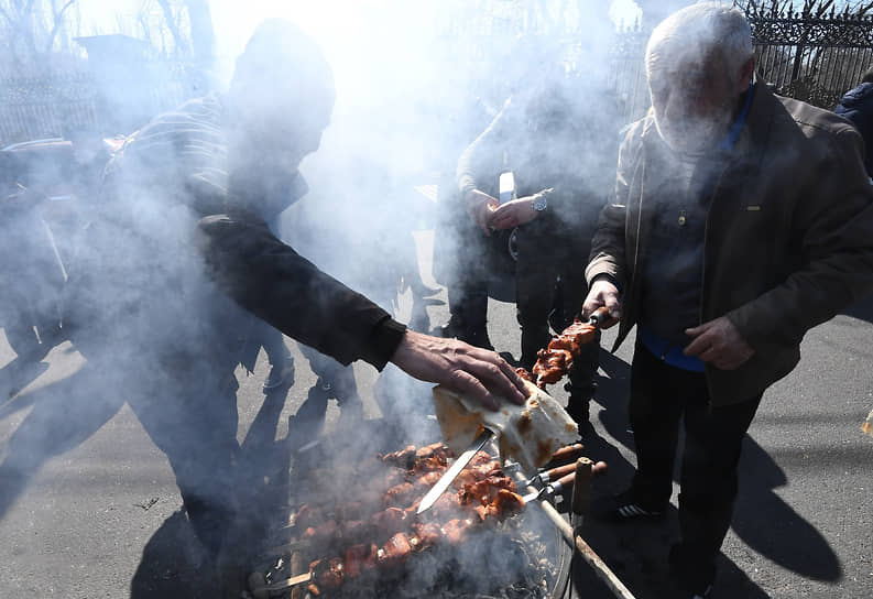 Участники митинга жарят шашлык