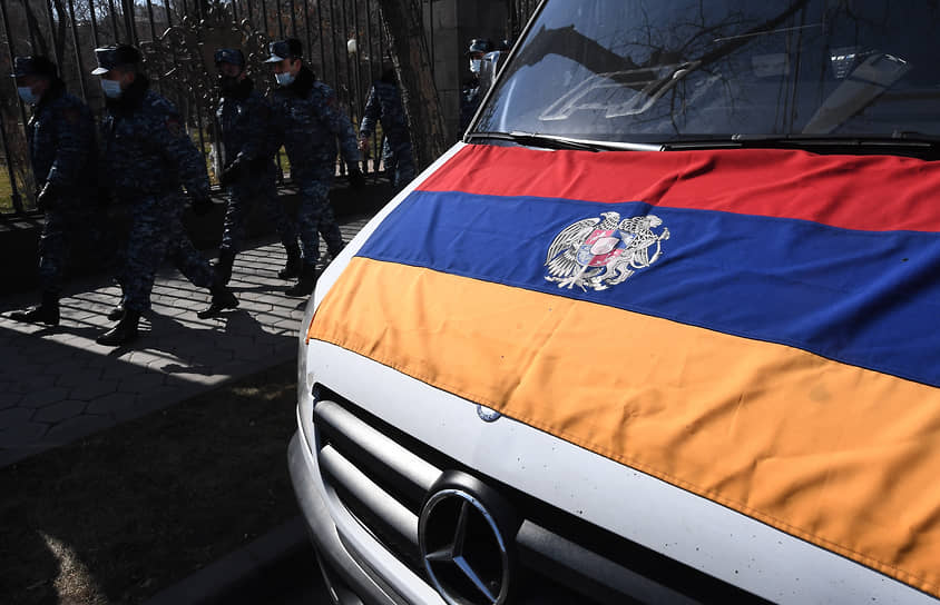 Флаг Армении на капоте автомобиля