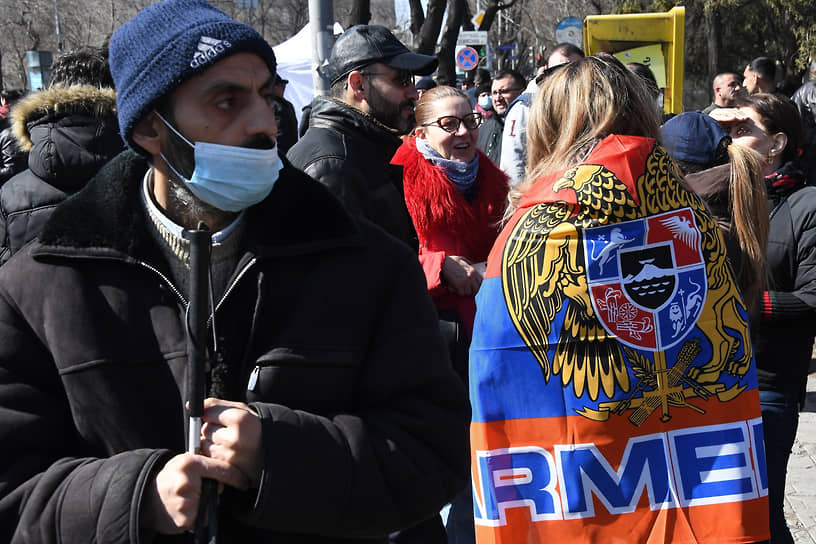Участники митинга оппозиции у здания Национальной академии наук в Еревaне