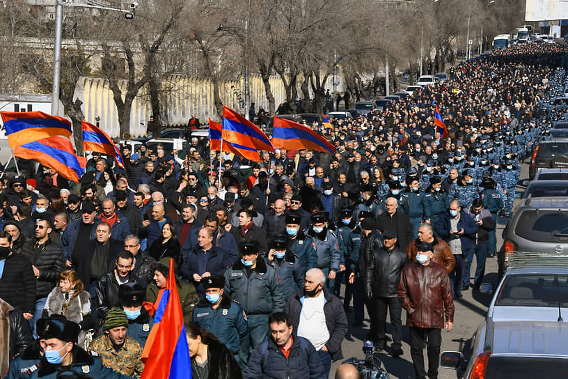 Участники митинга оппозиции и сотрудники правоохранительных органов
