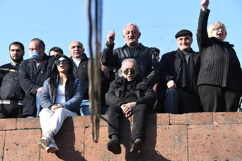 Участники митинга на проспекте Баграмяна