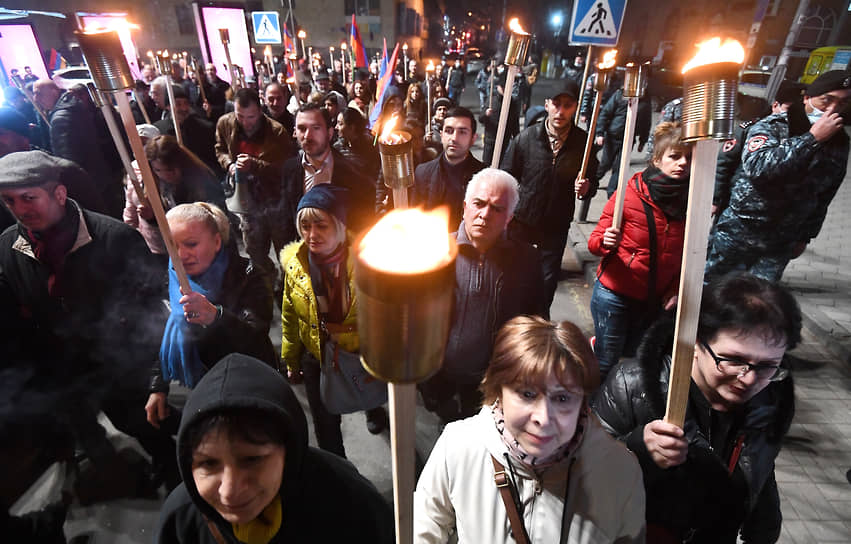 Оппозиция во время шествия в центре Еревана
