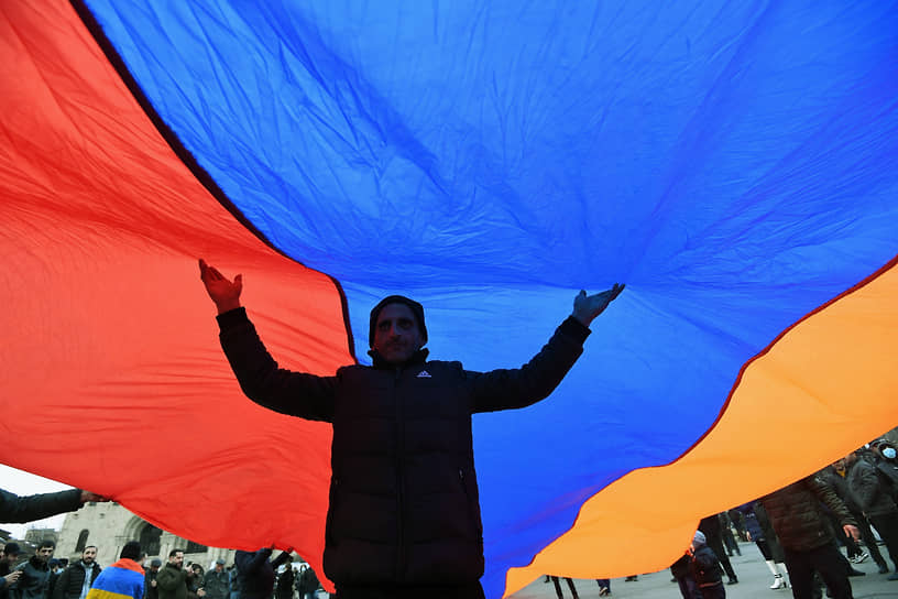 После митинга началось шествие, которое завершилось на площади Мясникяна возложением цветов в память о жертвах уличных протестов 2008 года