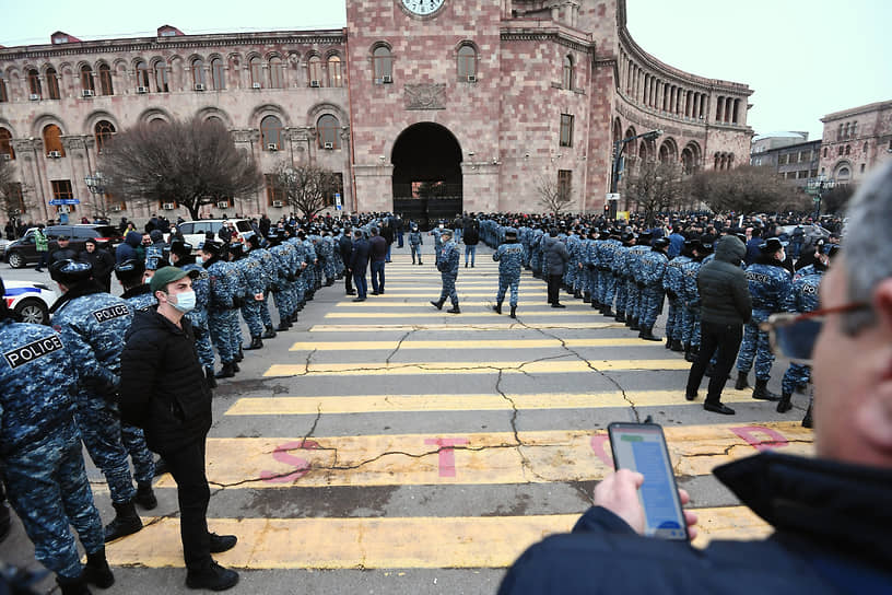 Сотрудники правоохранительных органов во время митинга в поддержку премьер-министра Армении Никола Пашиняна