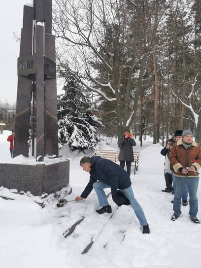 Участники акции памяти в Казани возложили цветы к памятнику жертвам политических репрессий в Ленинском садике. Митинг не был согласован городскими властями
