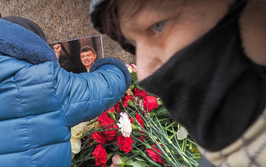 Акция памяти Бориса Немцова у Соловецкого камня в Санкт-Петербурге