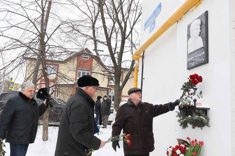 В Нижнем Новгороде возлагали цвету к мемориальной доске у дома, где жил Борис Немцов
