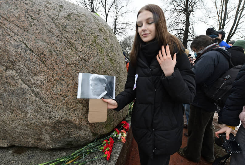 Акция памяти Бориса Немцова у Соловецкого камня в Санкт-Петербурге
