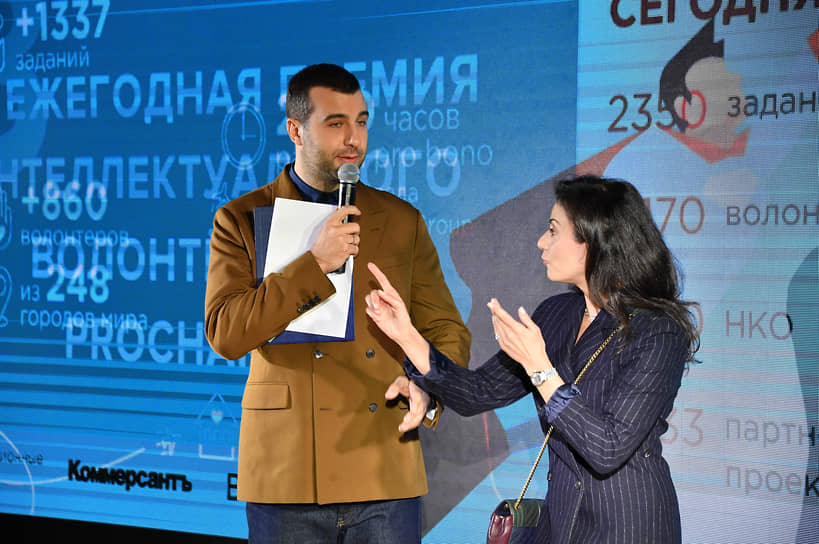 Председатель попечительского совета фонда «Друзья», телеведущий Иван Ургант и соучредитель, председатель правления фонда «Друзья» Оксана Разумова во время церемонии вручения премии интеллектуального волонтерства Procharity в бизнес-центре «Романов двор»