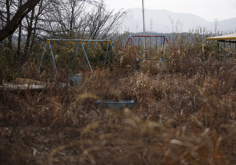 По оценке Токийской электроэнергетической компании (TEPCO), на полное устранение последствий катастрофы может потребоваться до 40 лет На фото: качели во дворе детского сада внутри зоны отчуждения в Окуме