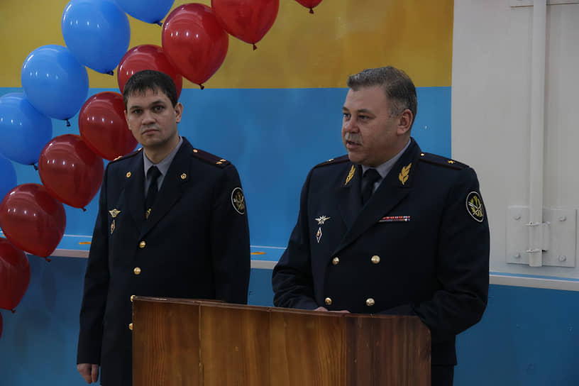 (справа), начальник ГУ ФСИН по Кемеровской области с 2011 по 2017 год В августе 2017 года был арестован по обвинению в получении взятки в особо крупном размере (ч. 6 ст. 290 УК РФ). Следствие установило, что в 2012 году предложил директору одной из строительных фирм помощь в заключении госконтракта на 60 млн руб. по разработке проектной документации на строительство СИЗО в городе Белово. В качестве благодарности получил участок и жилой дом. Проект не прошел госэкспертизу и не был выполнен, ущерб составил более 44 млн руб. В июле 2019 года был приговорен к 8,5 годам колонии строгого режима с полным возмещением ущерба государству