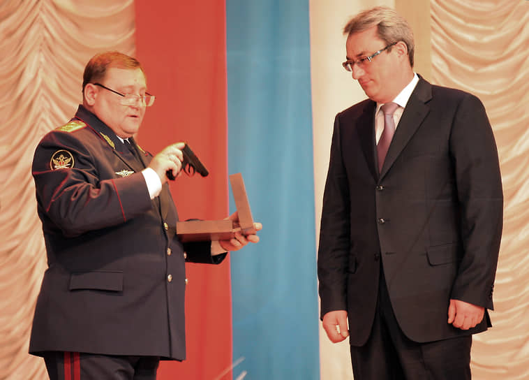 (слева), начальник УФСИН по Республике Коми с 2010 по 2014 год Был арестован 14 января 2016 года Сыктывкарским городским судом по обвинению в растрате бюджетных средств в особо крупном размере и с использованием служебного положения (ч. 4 ст. 160 УК РФ). По версии следствия, вместе с подельниками в 2014 и 2015 году организовал кражу 9 тыс. железобетонных плит, предназначенных для строительства федеральной автодороги, стоимостью 14 млн руб. и получил взятку в 625 тыс. руб. По совокупности преступлений приговорен к 9 годам лишения свободы, оштрафован на 1,7 млн руб. и лишен звания генерал-лейтенанта