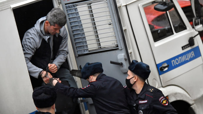 Братьев Магомедовых рассудят тройкой