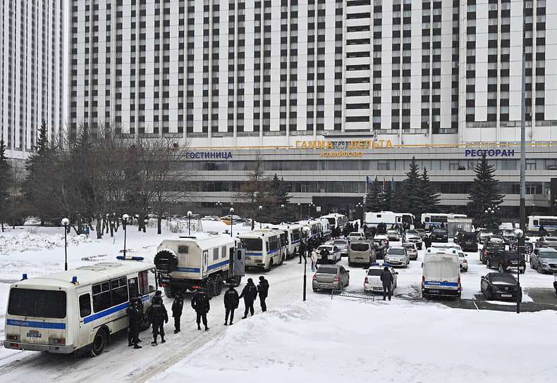 Автозаки и полицейские автомобили у отеля «Измайлово Гамма-Дельта»