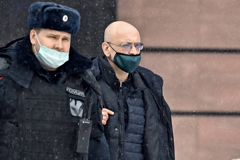 Депутат Законодательного собрания Санкт-Петербурга Максим Резник (справа)