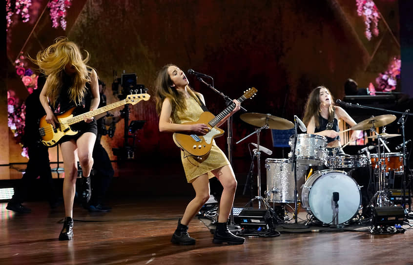 Американская рок-группа из Лос-Анджелеса HAIM исполняет песню «The Steps»