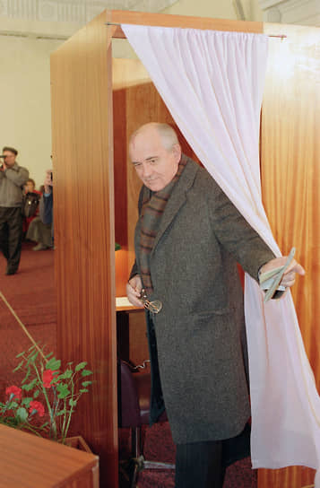 В апреле 1991 года после встречи президента СССР Михаила Горбачева (на фото) с главами девяти республик в резиденции Ново-Огарево была начата подготовка союзного договора, предусматривающего преобразование страны в федеративный Союз суверенных государств (ССГ). Его подписание, намеченное на август, сорвала попытка захвата власти ГКЧП, пытавшегося помешать «курсу на ликвидацию Советского Союза»