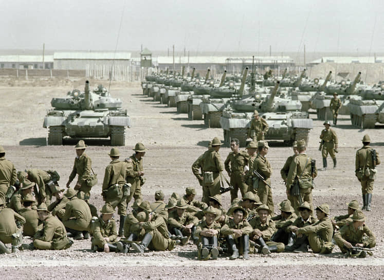 Первые советские полки возвращаются из Афганистана. 1986 год 