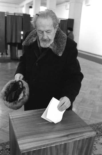 17 марта 1991 года россиянам, пришедшим на референдум о сохранении СССР, было предложено ответить еще на один вопрос: считают ли они необходимым введение поста президента РСФСР, избираемого всенародным голосованием. При явке в 75,1% положительно на этот вопрос ответили 69,9% избирателей