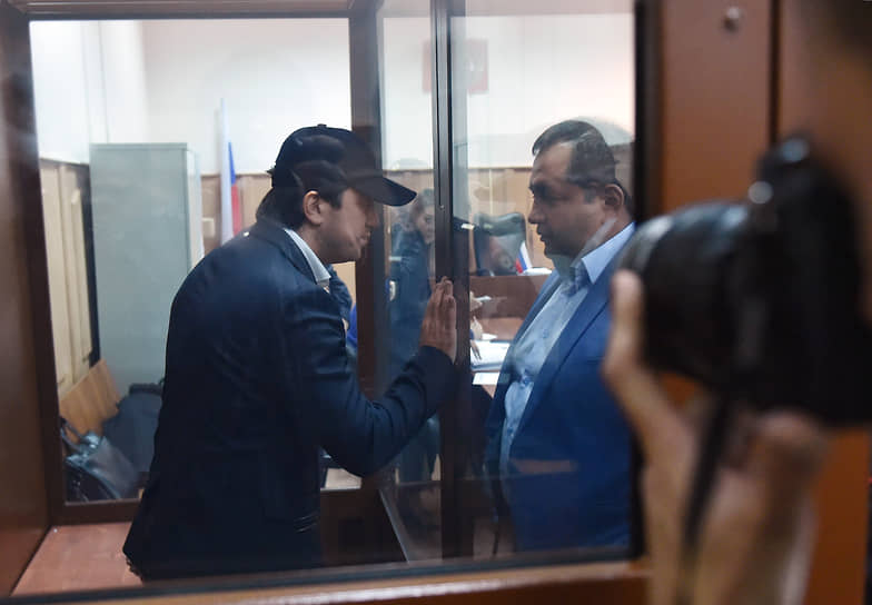 Заместитель гендиректора по правовым вопросам «Аэрофлота» Владимир Александров (слева) 