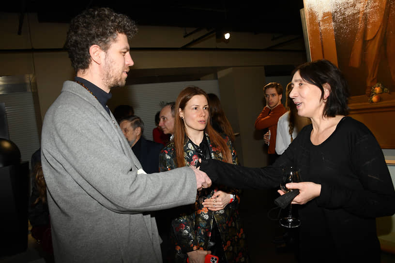 Художник Ольга Татаринцева (справа) в галерее ILONA-K artspace на церемонии открытия выставки «Следуя мечте», где представлены работы из коллекции Стеллы Кесаевой и Вячеслава Пивоварова.