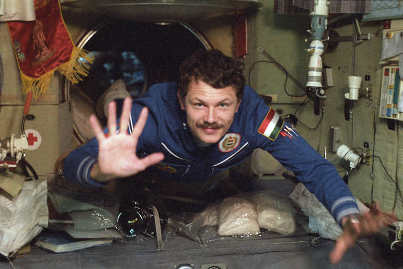 Совершил полет 26 мая 1980 года на космическом корабле «Союз-36». Во время приземления произошел отказ двигателей мягкой посадки, космонавты отделались легкими ушибами. Имеет звание Героя Советского Союза. Впоследствии занимался политикой, был членом консервативной партии Венгерский демократический форум