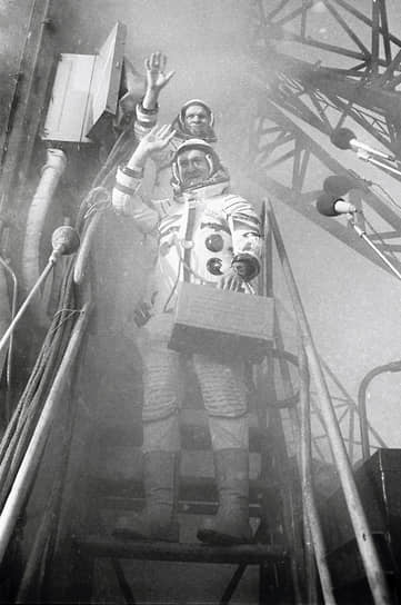 Совершил полет 2 марта 1978 года на космическом корабле «Союз-28». Был 87-м по счету космонавтом и первым, не являющимся гражданином СССР или США. Впоследствии стал политиком, являлся депутатом Европарламента, а также послом Чехии в России (2014-2018)