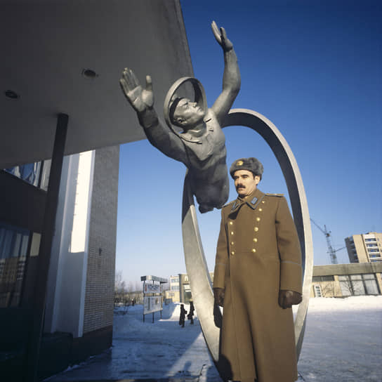 Первый болгарский космонавт совершил полет 10 апреля 1979 года на космическом корабле «Союз-33». Стыковка со станцией «Салют-6» не удалась из-за поломки двигателя, из-за чего экипаж вернулся на Землю раньше запланированного. Имеет звание Героя Советского Союза. Впоследствии продолжил военную службу, а также принял участие в создание авиационной компании «Эйр София»