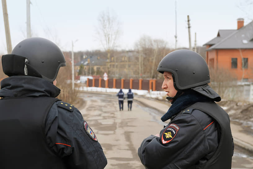 Сообщения о взрывах и выстрелах около дома появились в районе часа дня 30 марта