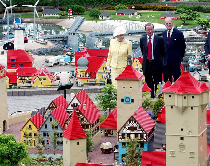 В 1979 году главой Lego стал сын Готфрида Кьелль Кристиансен, которого отец готовил к руководству компанией с раннего возраста  На фото: Кьелль Кристиансен (в центре) с британской королевой Елизаветой II и ее супругом герцогом Эдинбургским Филиппом в Леголенде 