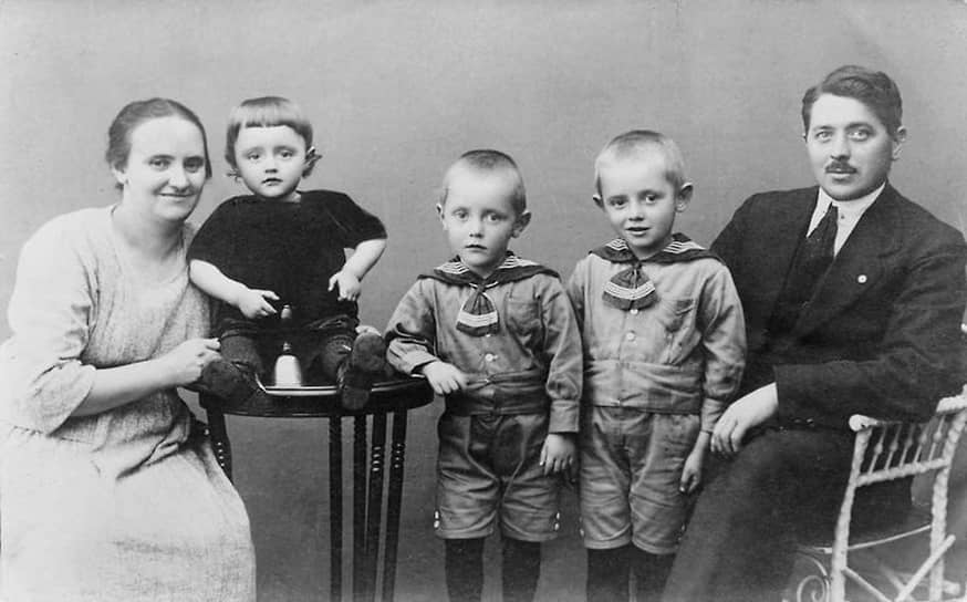 Оле Кристиансен был женат на норвежке Кирстин Серенсен. В браке у них родились четверо сыновей — Йоханнес, Карл Георг, Герхард, Готфрид, который впоследствии продолжил дело отца. В 1932 году Оле Кристиансен стал вдовцом  На фото: семья Кристиансен, 1920-е годы 