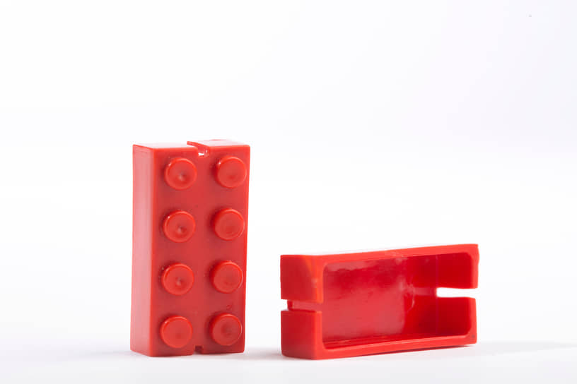 В 1949 году Lego начала производить пластмассовые кубики, которые можно соединять друг с другом. Фирменные самозащелкивающиеся кубики были запатентованы компанией позже — в 1958 году  На фото: кубик образца 1949 года 
