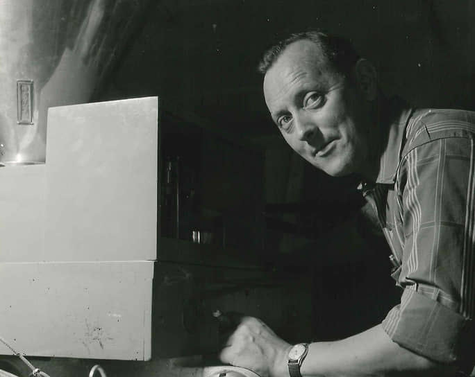В 1962 году Карл Георг Кристиансен (на фото) вместе с братом Герхардом основали фирму по производству детских деревянных конструкторов Bilofix (с 1966 года — Bilotoy). Компания работала в основном на североевропейском рынке и не завоевала такой широкой популярности, как Lego 