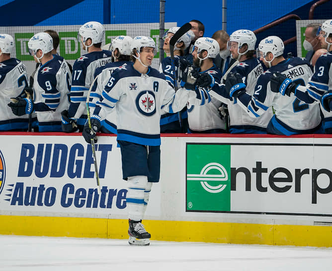 Хоккеист «Виннипег Джетс» Марк Шайфли (на переднем плане)