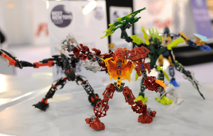 К началу 1990-х Lego находилась в десятке крупнейших производителей игрушек в мире, но с наступлением эры компьютерных игр и успехами новых игроков компания начала терять позиции. В 1998 году компания сообщила о рекордных убытках в $48 млн. Отвоевать положение Lego удалось в том числе благодаря запуску новых подростковых линеек, роботизированных конструкторов 