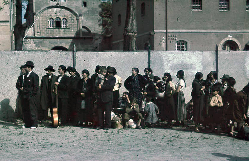 В 1935-1945 годах в Германии, странах—союзниках Третьего рейха и на оккупированных нацистами территориях был организован геноцид цыган На фото: депортация цыган из Германии в 1940 году