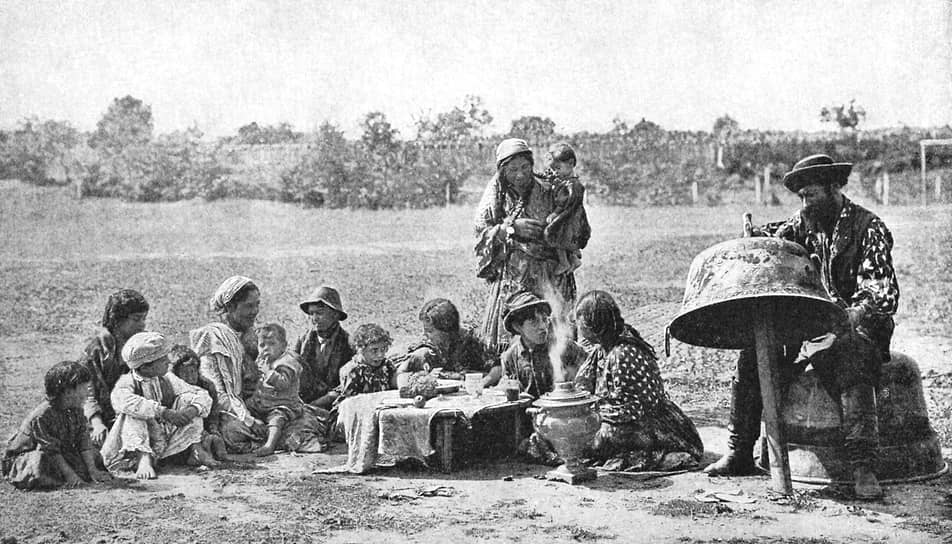 В Англии закон 1554 года предписывал смертную казнь для цыганских мужчин. Позже закон был ужесточен — казнь ожидала всех, кто был уличен в общении с цыганами. Известно, что за 1577 год таким образом были повешены восемь англичан. В 1710 году император Священной Римской империи Иосиф I издал антицыганский указ, согласно которому «всех взрослых мужчин следует вешать без суда, а женщин и молодых мужчин — сечь и изгонять навсегда». В 1725 году король Пруссии Фридрих Вильгельм I распорядился убить всех цыган мужского и женского пола старше 18 лет