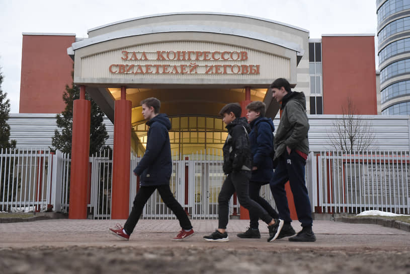 Центр «Свидетелей Иеговы» на Коломяжском проспекте в Санкт-Петербурге был построен в 1999 году по проекту финского архитектора Хелениоса Осмо Илмари