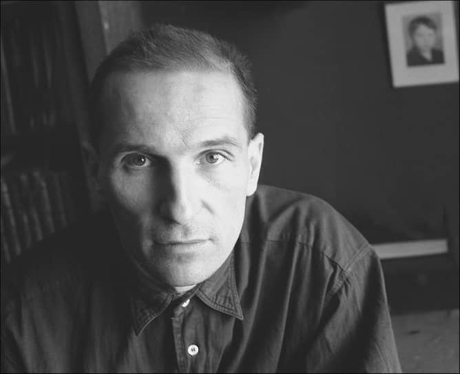 «Я очень образованный человек — был. У меня мама — литератор, отец — ученый. Я с детских лет общался с писателями, поэтами, учился на редактора, работал в журнале "Пионер". Я много где был и много чего видел, но все это не принесло мне никакой пользы. Только навык — как авторучку держать»  Петр Мамонов родился 14 апреля 1951 года в Москве. Его артистические способности были замечены еще в детстве: будущего актера исключили из школы за то, что «устраивал цирк» 