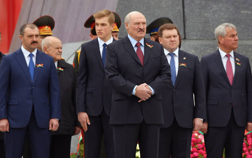 Слева направо: старший сын президента Белоруссии Виктор Лукашенко, младший сын президента Николай Лукашенко, президент Белоруссии Александр Лукашенко 