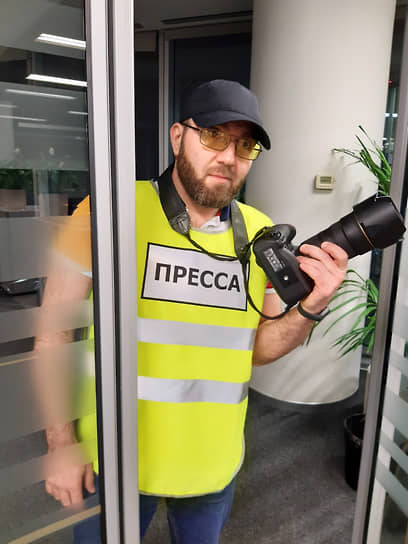 Специальный жилет неонового зеленого цвета с черной надписью «Пресса» 