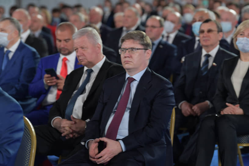 На фото на переднем плане: председатель Федерации независимых профсоюзов Михаил Шмаков (слева) и член комитета Госдумы по труду, социальной политике и делам ветеранов Андрей Исаев (в центре)  
