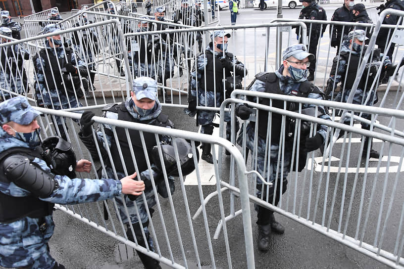 Сотрудники полиции во время перекрытия улиц в центре Москвы
