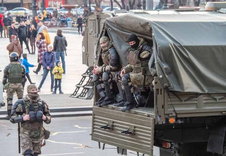 Накануне в мэрию Хабаровска по электронной почте поступила заявка на проведение митинга на площади имени Ленина, подписанная соратником Навального Леонидом Волковым. Однако, как рассказали “Ъ” в администрации, пришла она с опозданием  